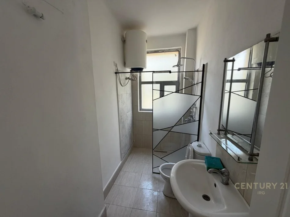 Tirane, jepet me qera apartament 2+1+Ballkon Kati 4, 64 m² 650 € 