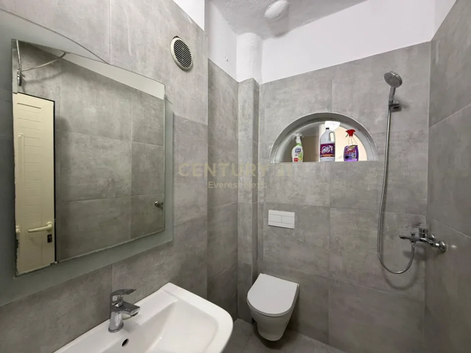 Tirane, jepet me qera apartament 1+1+Ballkon Kati 4, 50 m² 700 € 