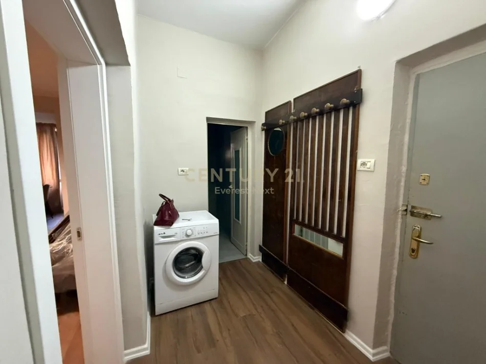 Tirane, jepet me qera apartament 1+1+Ballkon Kati 4, 50 m² 700 € (ish blloku)