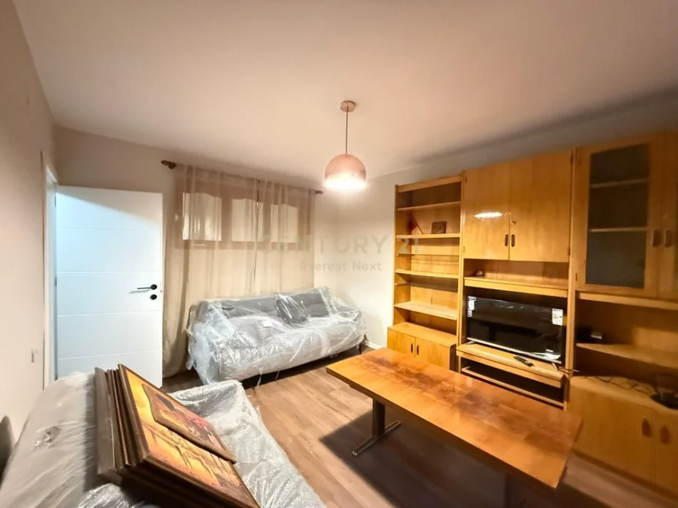 Tirane, jepet me qera apartament 1+1 Kati 4, 50 m² 700 € 