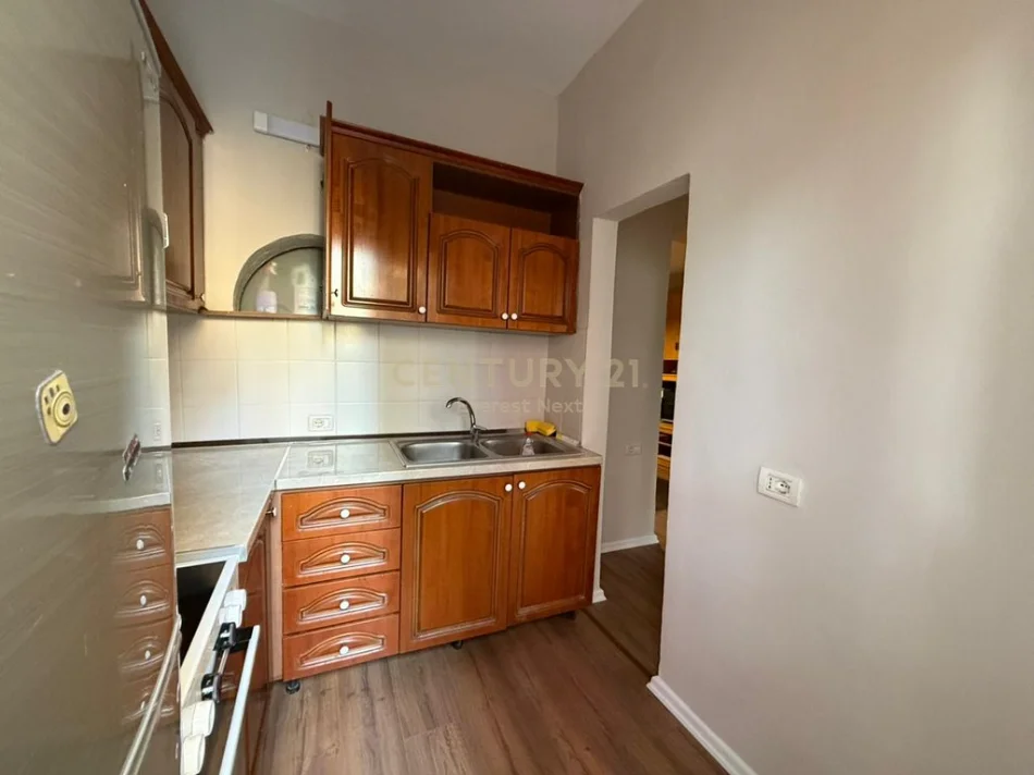 Tirane, jepet me qera apartament 1+1+Ballkon Kati 4, 50 m² 700 € 
