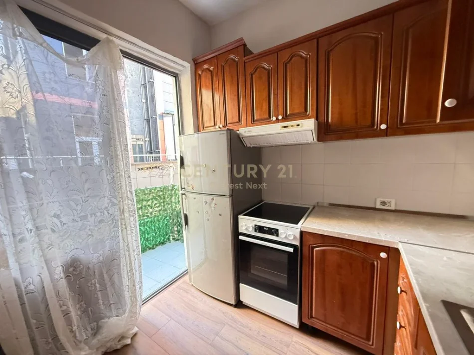 Tirane, jepet me qera apartament 1+1+Ballkon Kati 4, 50 m² 700 € (ish blloku)