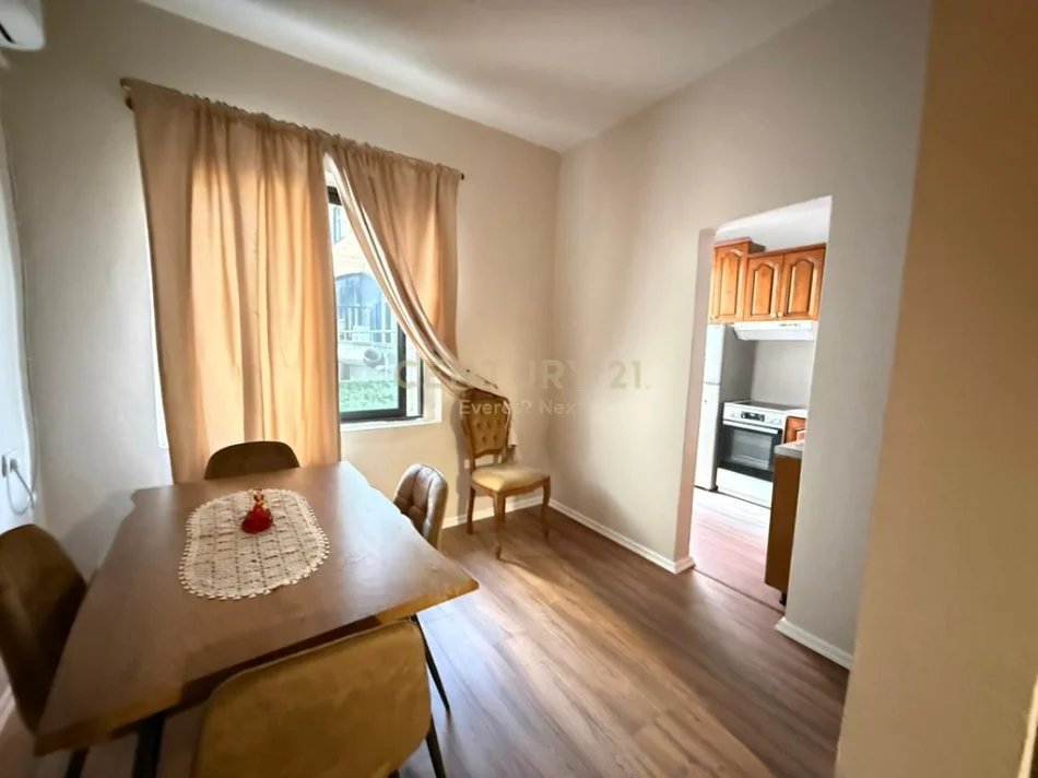 Tirane, jepet me qera apartament 1+1+Ballkon Kati 4, 50 m² 700 € (ish blloku)