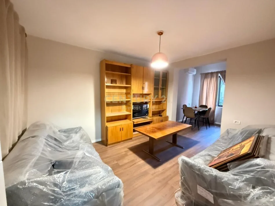 Tirane, jepet me qera apartament 1+1+Ballkon Kati 4, 50 m² 700 € (ish blloku)