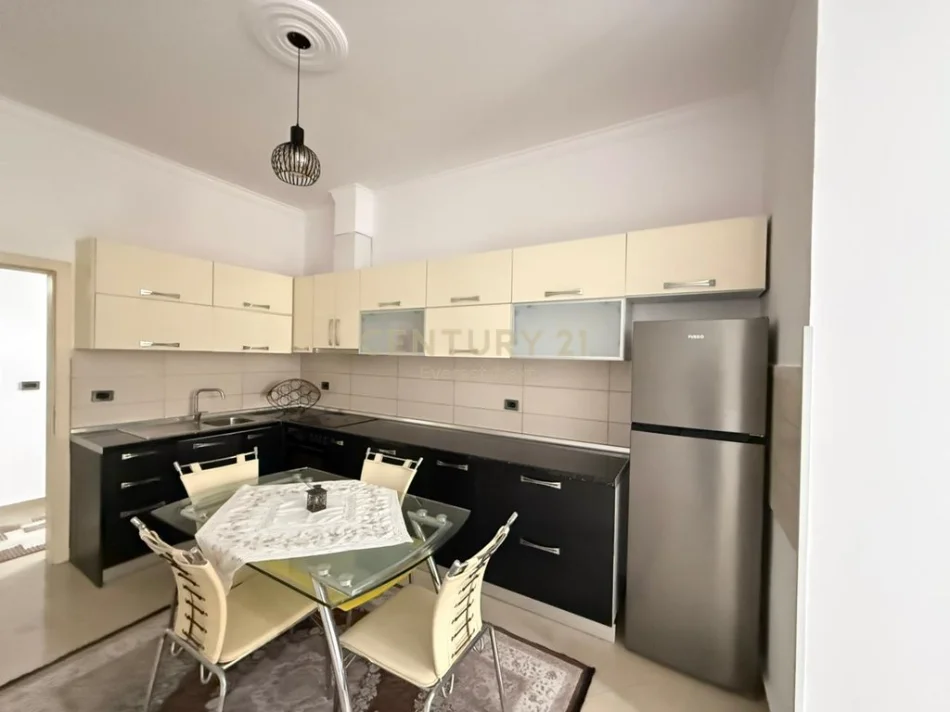 Tirane, jepet me qera apartament 2+1 Kati 1, 102 m² 750 € 
