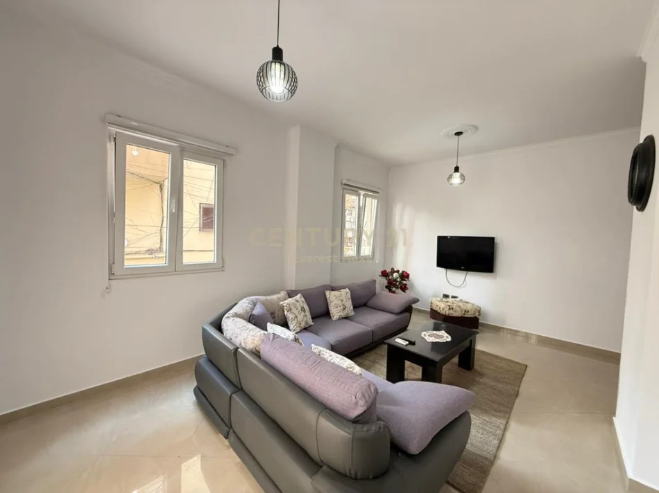 Tirane, jepet me qera apartament 2+1 Kati 1, 102 m² 750 € 