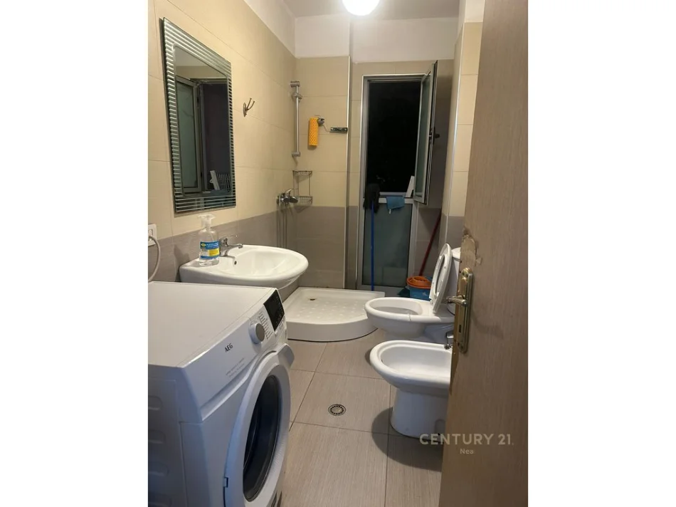 Tirane, jepet me qera apartament 2+1+Ballkon Kati 2, 89 m² 550 €
