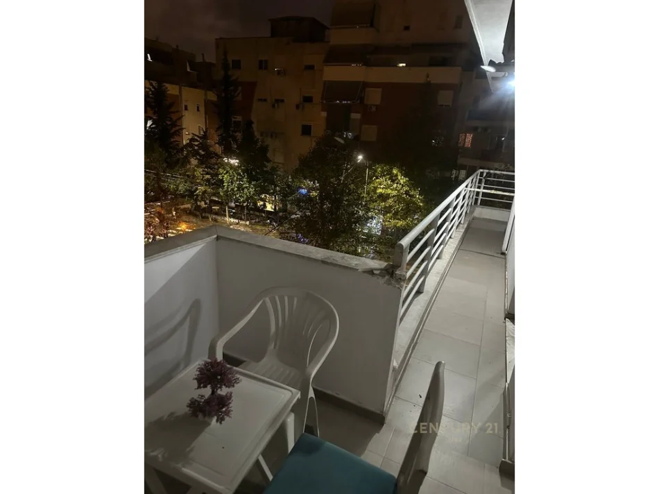 Tirane, jepet me qera apartament 2+1+Ballkon Kati 2, 89 m² 550 €