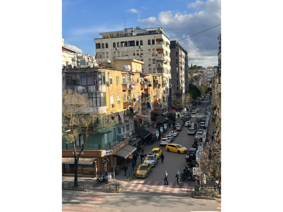 Tirane, jepet me qera apartament 2+1+Ballkon Kati 5, 100 m² 700 € (libri universitar)
