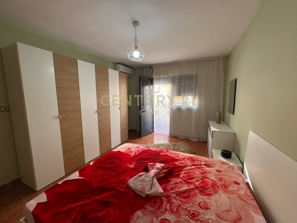 Tirane, jepet me qera apartament 2+1+Ballkon Kati 5, 100 m² 700 € (libri universitar)