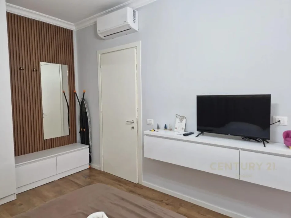 Tirane, jepet me qera apartament 1+1 Kati 1, 70 m² 730 € (shkolla e kuqe)