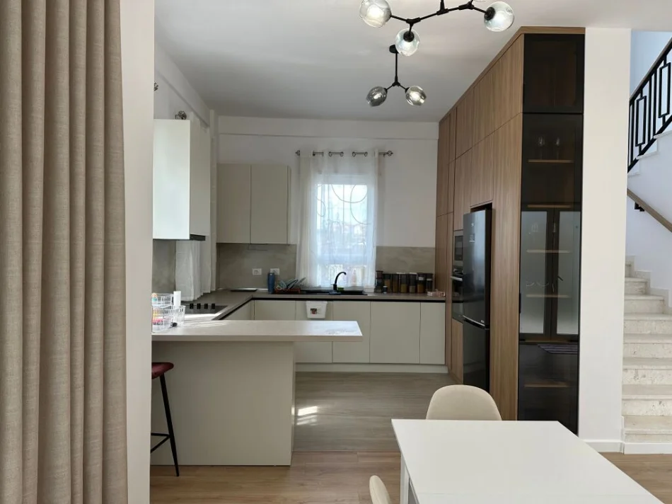 Tirane, jepet me qera Vile 3+1+Ballkon Kati 0, 230 m² 2.500 € (Vila Lule)