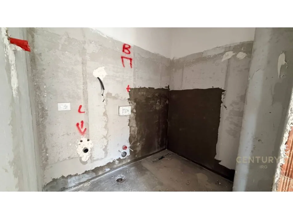 Tirane, shitet apartament 2+1+Ballkon Kati 5, 141 m² 250.000 € (kodra e diellit)