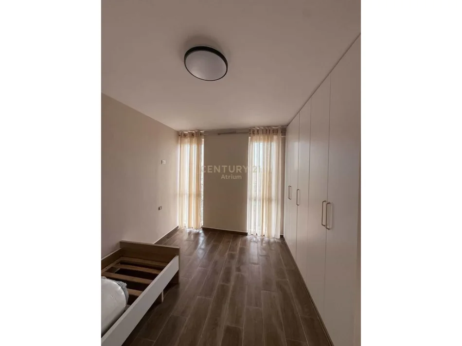 Tirane, jepet me qera apartament 2+1 Kati 6, 88 m² 650 € (shkolla e bashkuar)