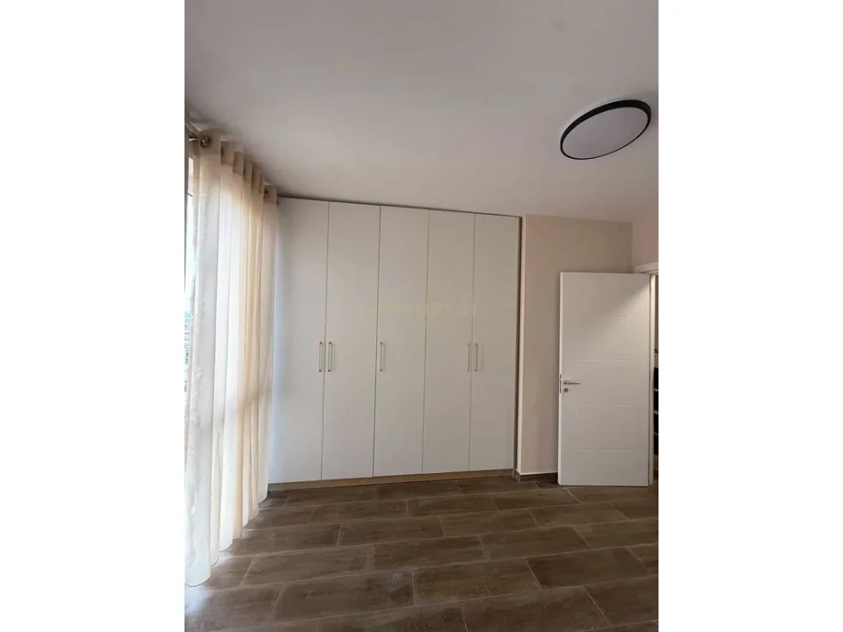 Tirane, jepet me qera apartament 2+1 Kati 6, 88 m² 650 € (shkolla e bashkuar)