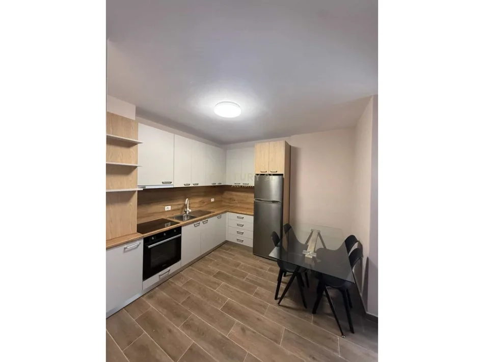 Tirane, jepet me qera apartament 2+1 Kati 6, 88 m² 650 € (shkolla e bashkuar)