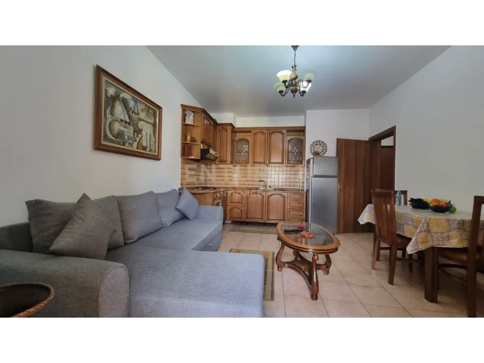 Tirane, jepet me qera apartament 1+1+Ballkon Kati 5, 60 m² 450 € (rruga e dibres)