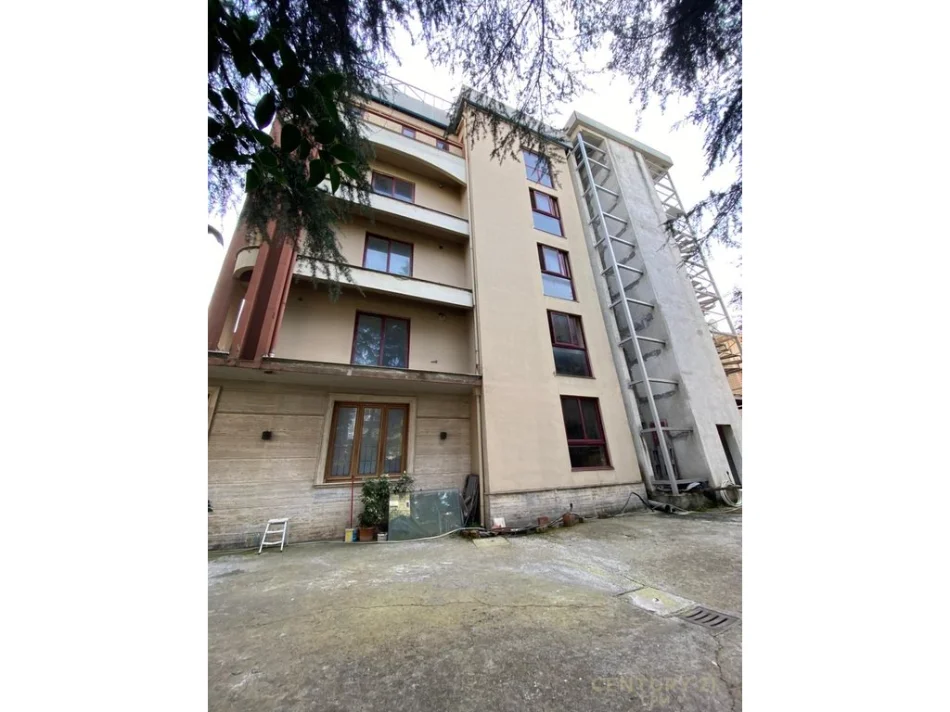 Tirane, jepet me qera hotel Kati 4, 1.970 m² 15.000 € (Tirana e re)