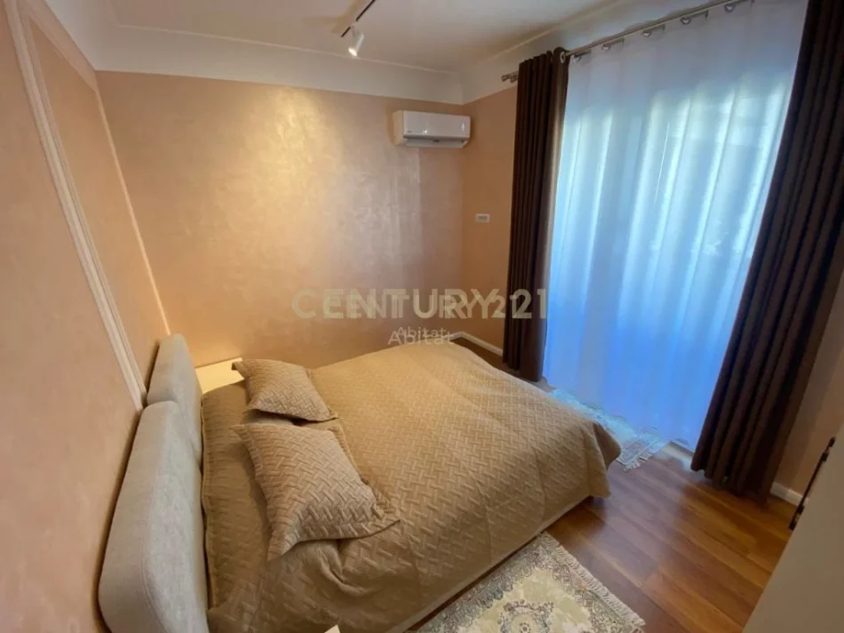 Tirane, jepet me qera apartament 1+1+Ballkon Kati 1, 90 m² 550 € (5 maji)