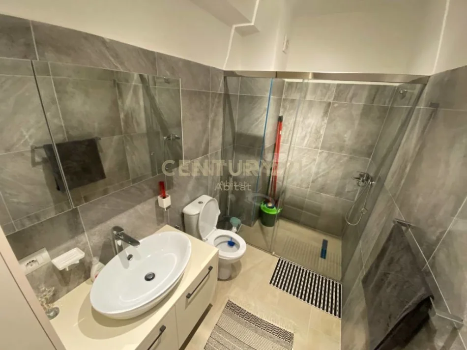 Tirane, jepet me qera apartament 1+1+Ballkon Kati 1, 90 m² 550 € (5 maji)