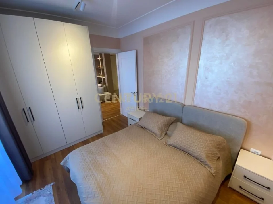 Tirane, jepet me qera apartament 1+1+Ballkon Kati 1, 90 m² 550 € (5 maji)