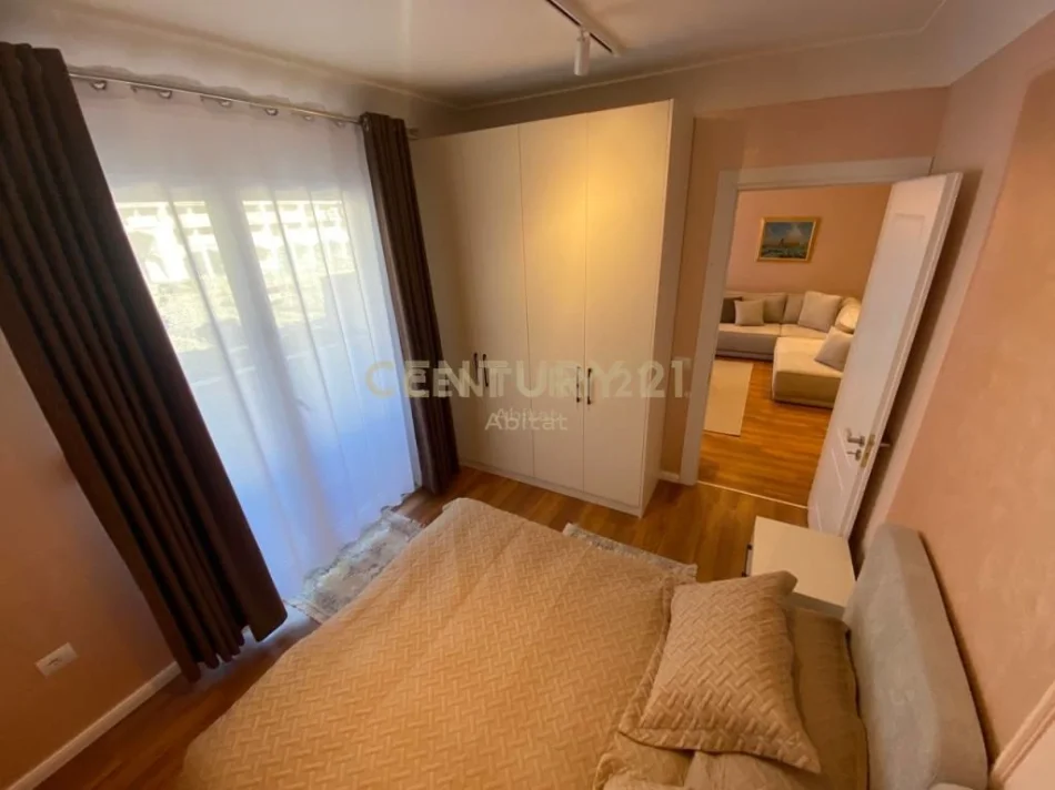 Tirane, jepet me qera apartament 1+1+Ballkon Kati 1, 90 m² 550 € 