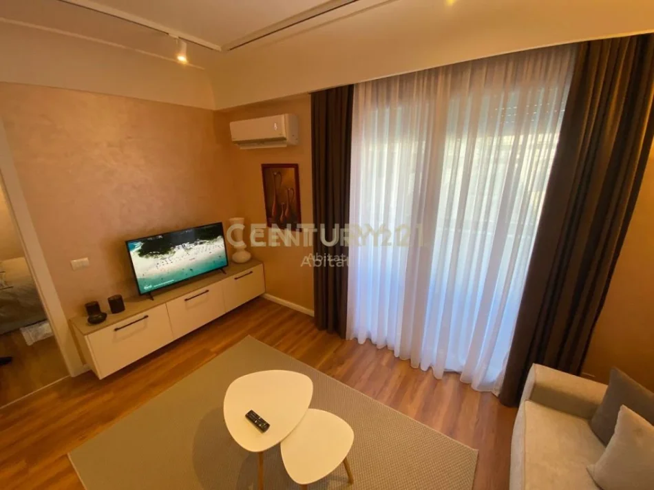 Tirane, jepet me qera apartament 1+1+Ballkon Kati 1, 90 m² 550 € 