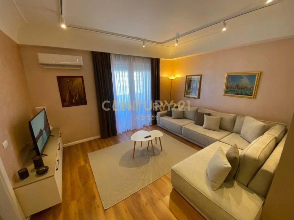 Tirane, jepet me qera apartament 1+1+Ballkon Kati 1, 90 m² 550 € (5 maji)