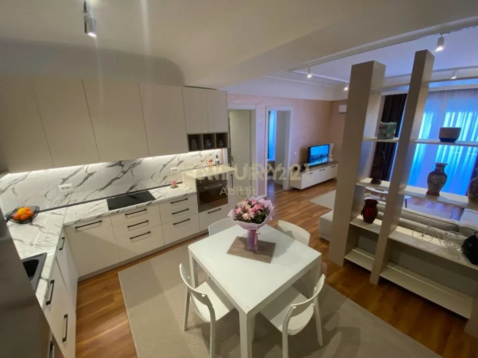 Tirane, jepet me qera apartament 1+1+Ballkon Kati 1, 90 m² 550 € (5 maji)