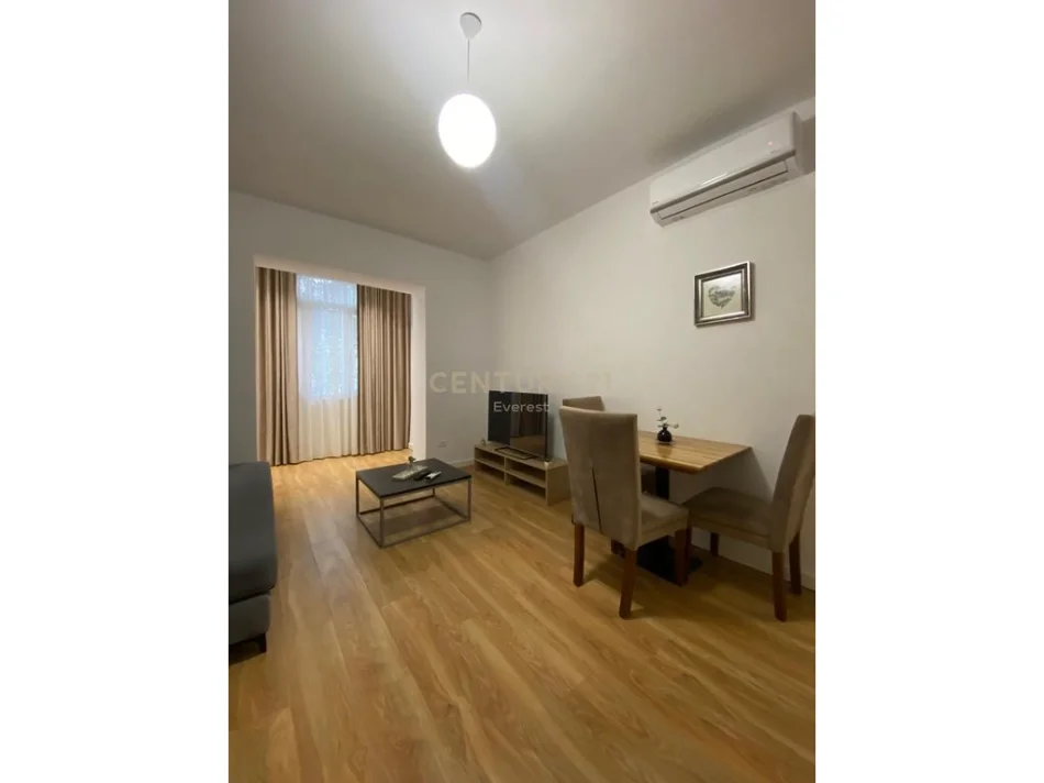 Tirane, jepet me qera apartament 2+1 Kati 1, 63 m² 700 € 