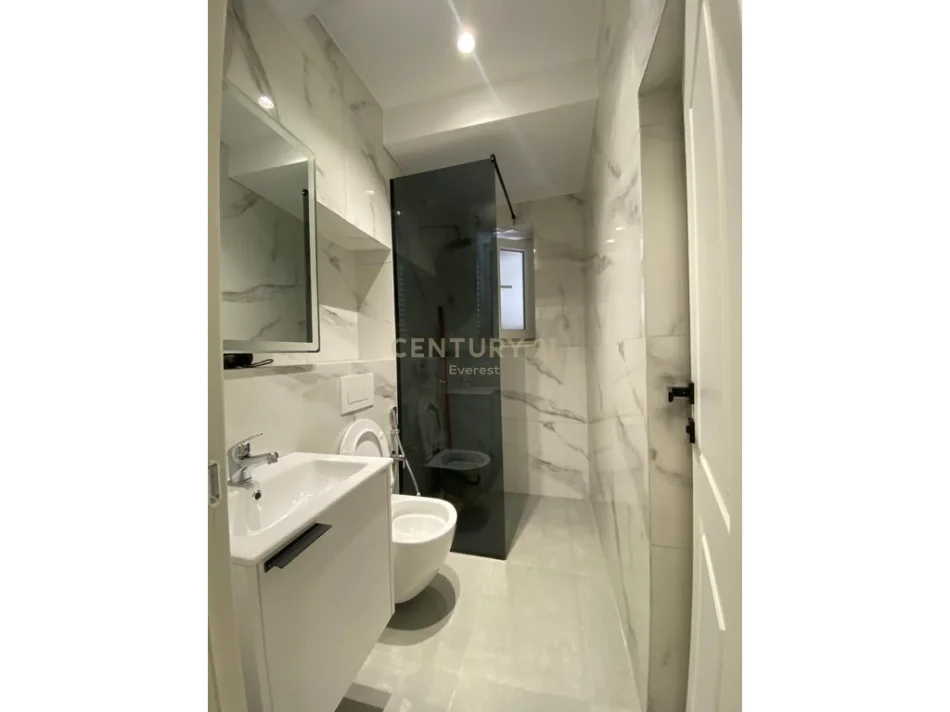 Tirane, jepet me qera apartament 2+1 Kati 1, 63 m² 700 € (21 Dhjetori, pas shkollës “Sabaudin Gabrani”)