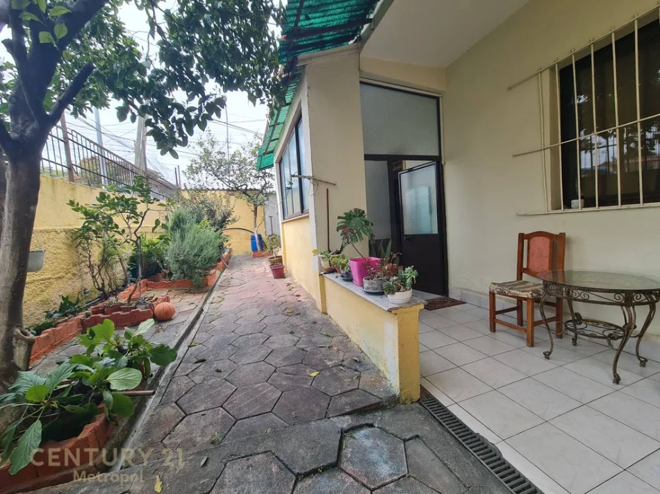 Tirane, jepet me qera apartament 2 Katshe Kati 2, 185 m² 800 € (kombinat)