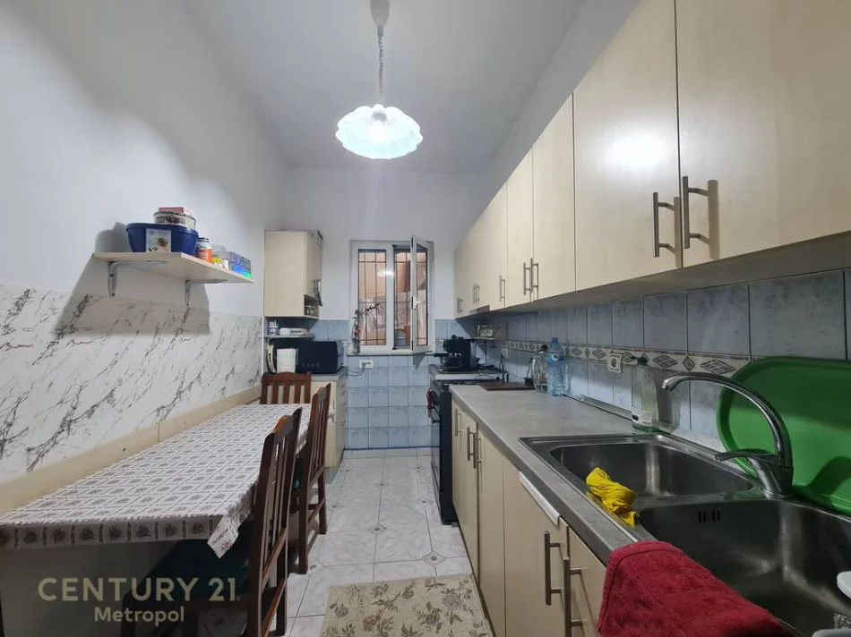 Tirane, jepet me qera apartament 2 Katshe Kati 2, 185 m² 800 € (kombinat)