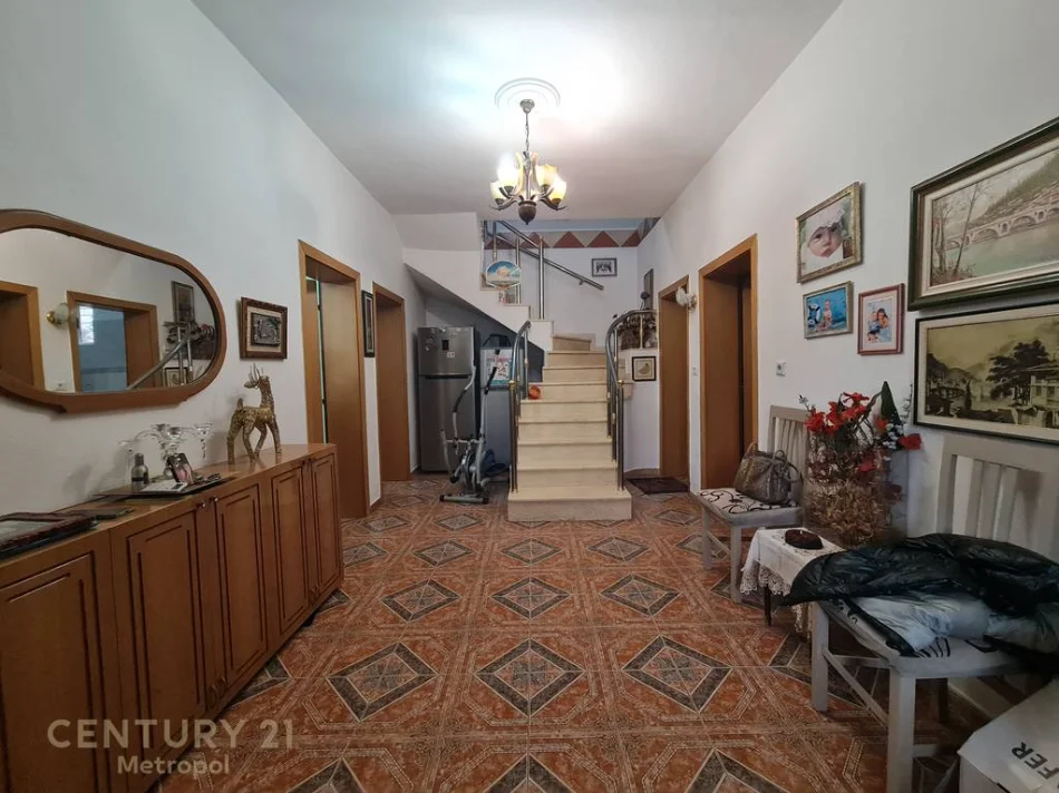 Tirane, jepet me qera apartament 2 Katshe Kati 2, 185 m² 800 € (kombinat)