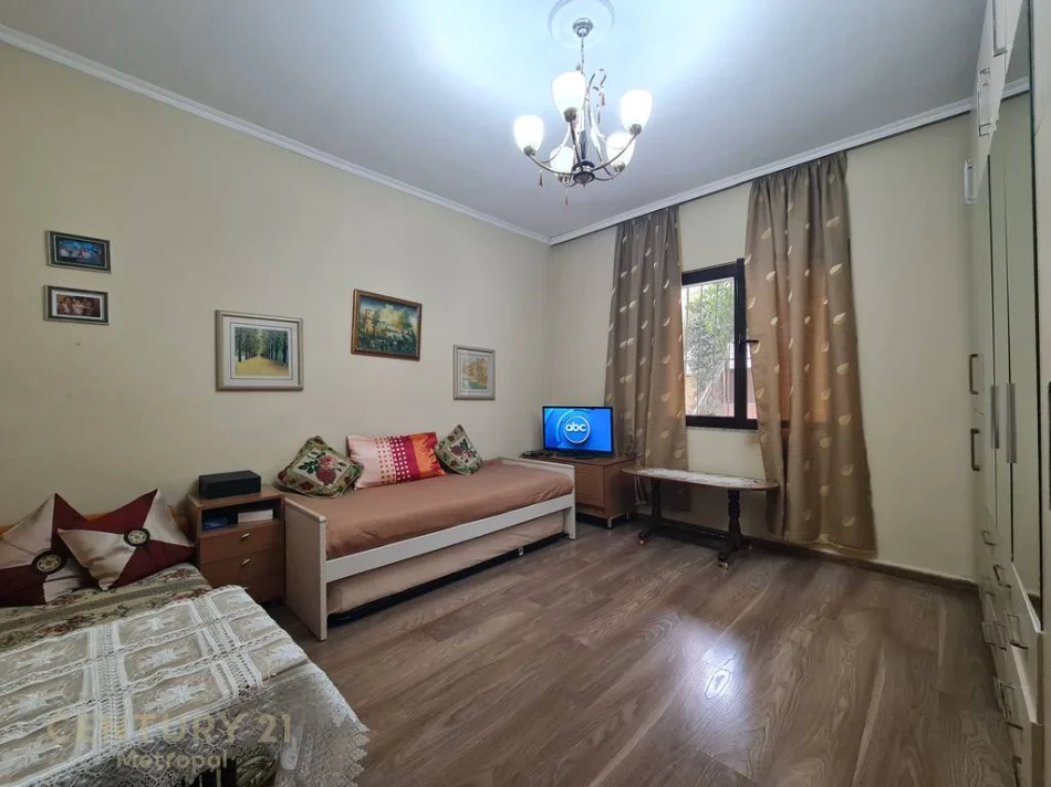 Tirane, jepet me qera apartament 2 Katshe Kati 2, 185 m² 800 € (kombinat)