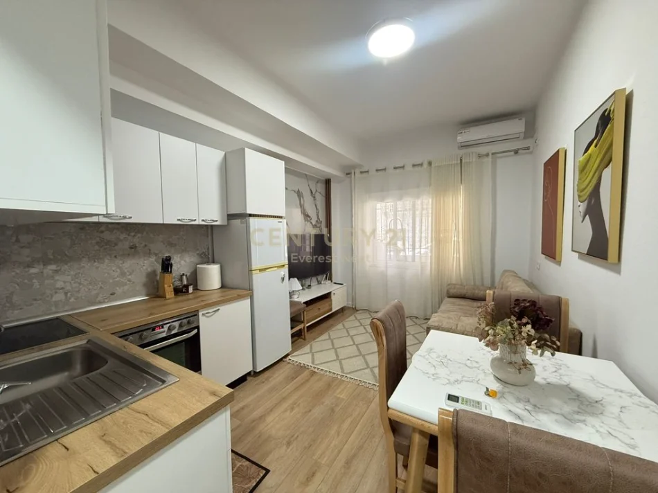 Tirane, jepet me qera apartament 1+1 Kati 1, 40 m² 600 € (petronini , margarita tutulani)