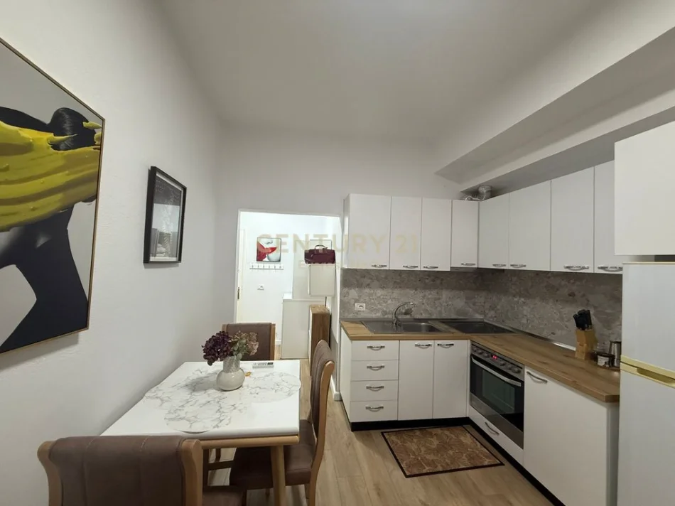 Tirane, jepet me qera apartament 1+1 Kati 1, 40 m² 600 € (petronini , margarita tutulani)