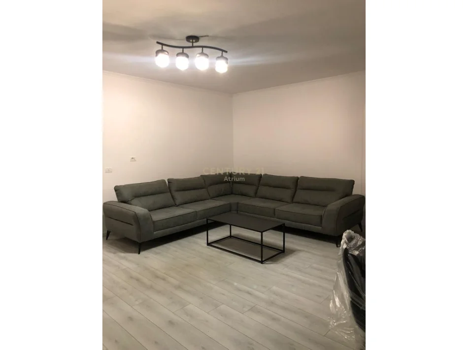 Tirane, jepet me qera apartament 2+1 Kati 4, 120 m² 400 € 