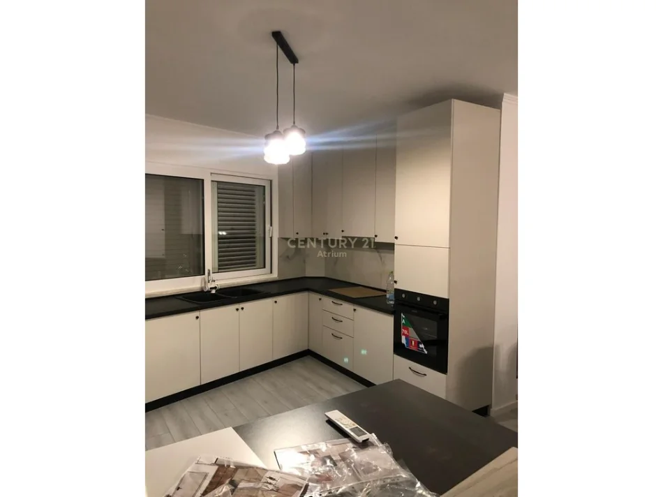Tirane, jepet me qera apartament 2+1 Kati 4, 120 m² 400 € 