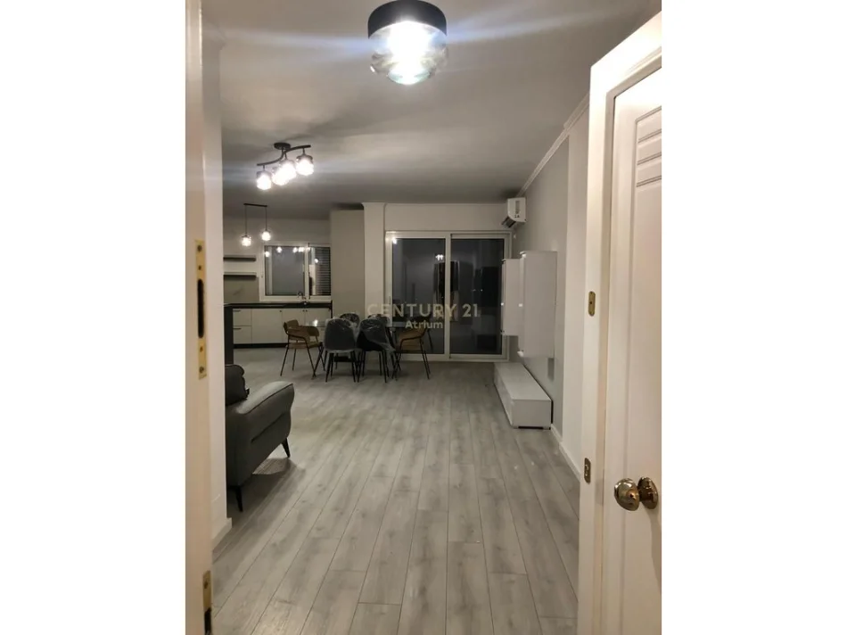 Tirane, jepet me qera apartament 2+1 Kati 4, 120 m² 400 € 