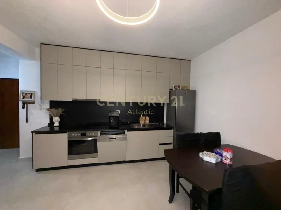 Durres, jepet me qera apartament 1+1 Kati 3, 63 m² 500 € (Shkembi Kavajes, Durres)