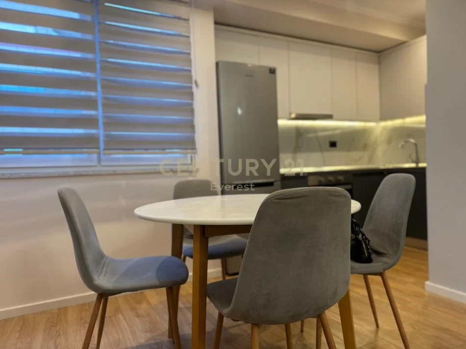 Tirane, jepet me qera apartament 2+1 Kati 2, 85 m² 800 € (Rruga e Durrësit, pranë Hotel Colosseo)