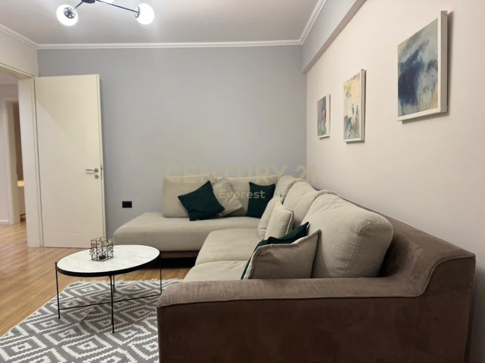 Tirane, jepet me qera apartament 2+1 Kati 2, 85 m² 800 € (Rruga e Durrësit, pranë Hotel Colosseo)