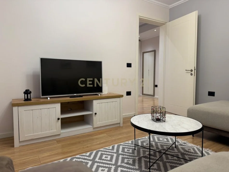 Tirane, jepet me qera apartament 2+1 Kati 2, 85 m² 800 € (Rruga e Durrësit, pranë Hotel Colosseo)