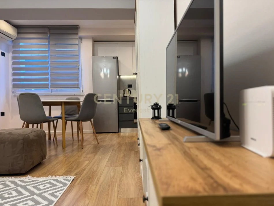 Tirane, jepet me qera apartament 2+1 Kati 2, 85 m² 800 € (Rruga e Durrësit, pranë Hotel Colosseo)