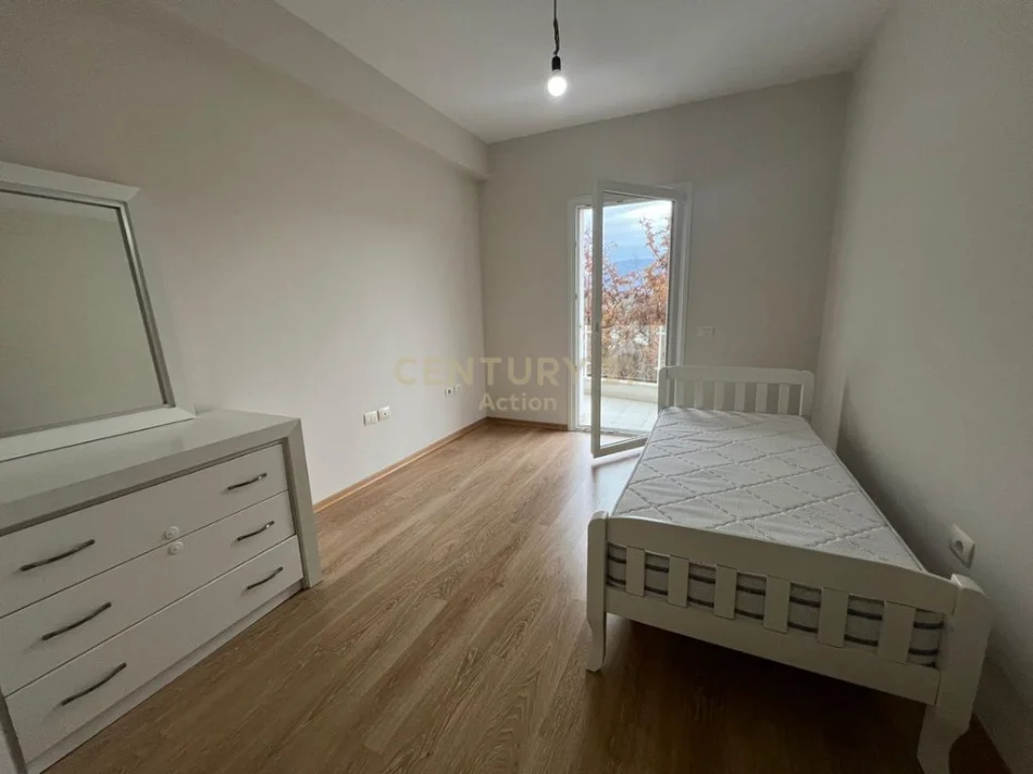 Tirane, jepet me qera apartament 2+1+Ballkon Kati 2, 111 m² 650 € (kopshti botanik)