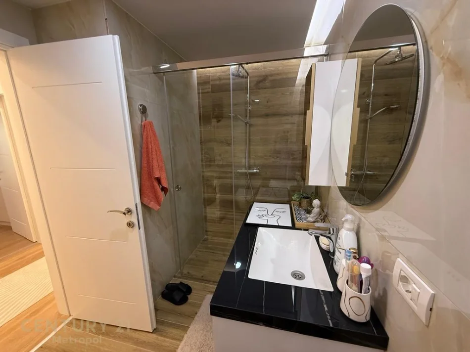 Tirane, jepet me qera apartament 2+1+Ballkon , 950 € 