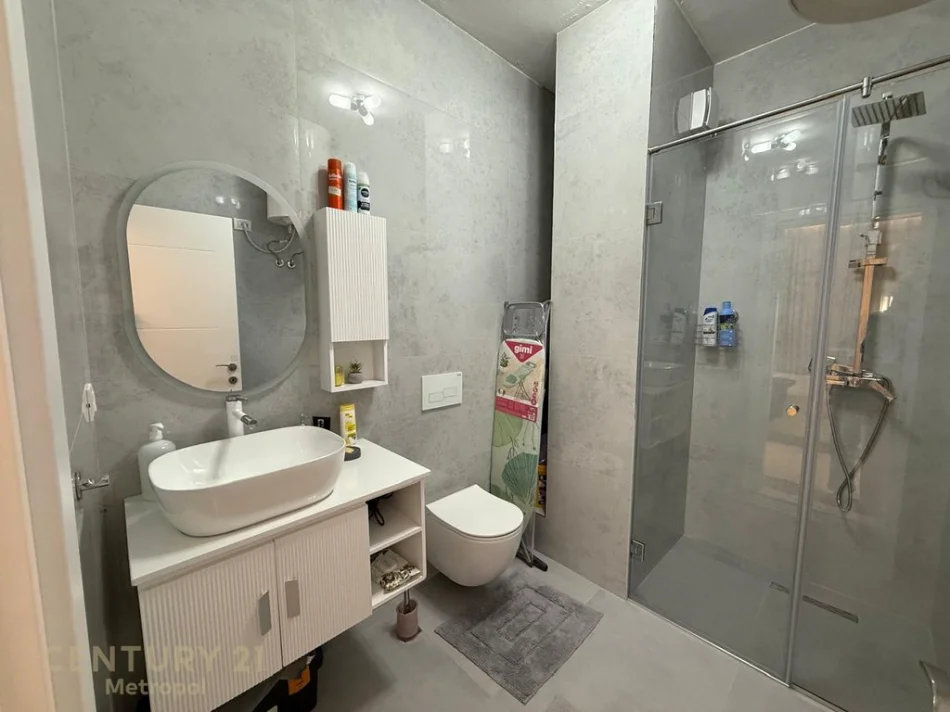 Tirane, jepet me qera apartament 2+1 Kati 5, 134 m² 950 € (tv klan)