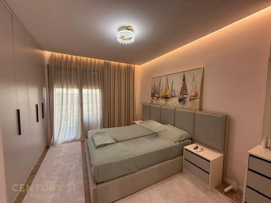 Tirane, jepet me qera apartament 2+1 Kati 5, 134 m² 950 € 