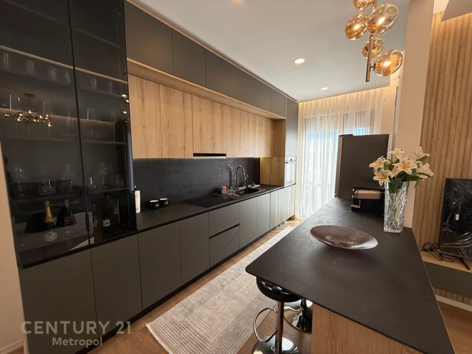 Tirane, jepet me qera apartament 2+1+Ballkon , 950 € 